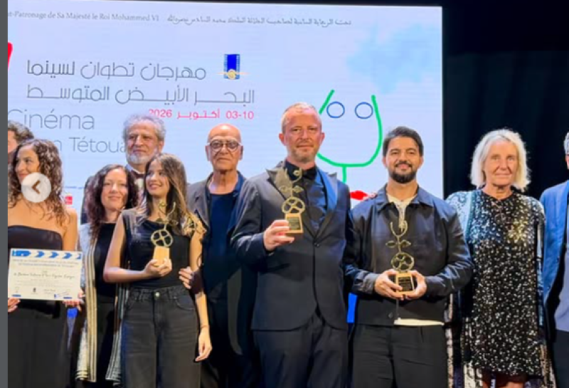 عمر لطفي يحتفي بتتويجه في مهرجان تطوان ويشكر صناع فيلم “ميرا” لطفي