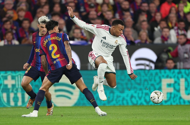ريال مدريد يفرض كلمته في “كلاسيكو الأرض” ويهزم برشلونة بهدف قاتل ريال مدريد